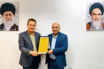 تقدیر مدیرعامل شرکت بهره‌برداری نفت و گاز آغاجاری از رئیس بهداشت و درمان صنعت نفت آغاجاری / سید محسن دهبان‌پور با اهدای لوح