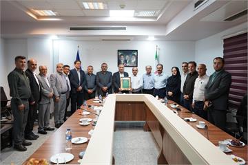 تجلیل مدیرعامل شرکت بهره‌برداری نفت و گاز آغاجاری از رئیس و پزشکان بهداشت و درمان صنعت نفت